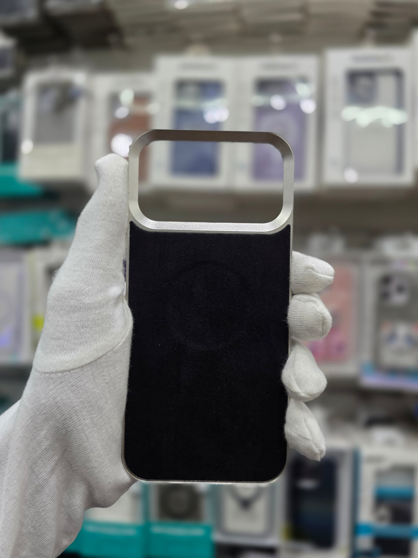 Metal Magnet Carbon Texture Borderless Frame - iPhone 17 Pro Max