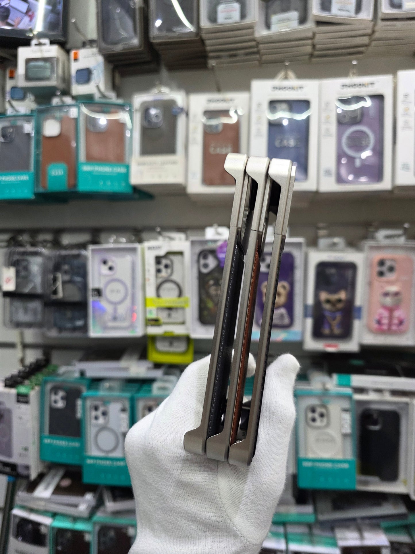 Icon Luxurious Metal Magsafe Leather Perfume Case - iPhone 17