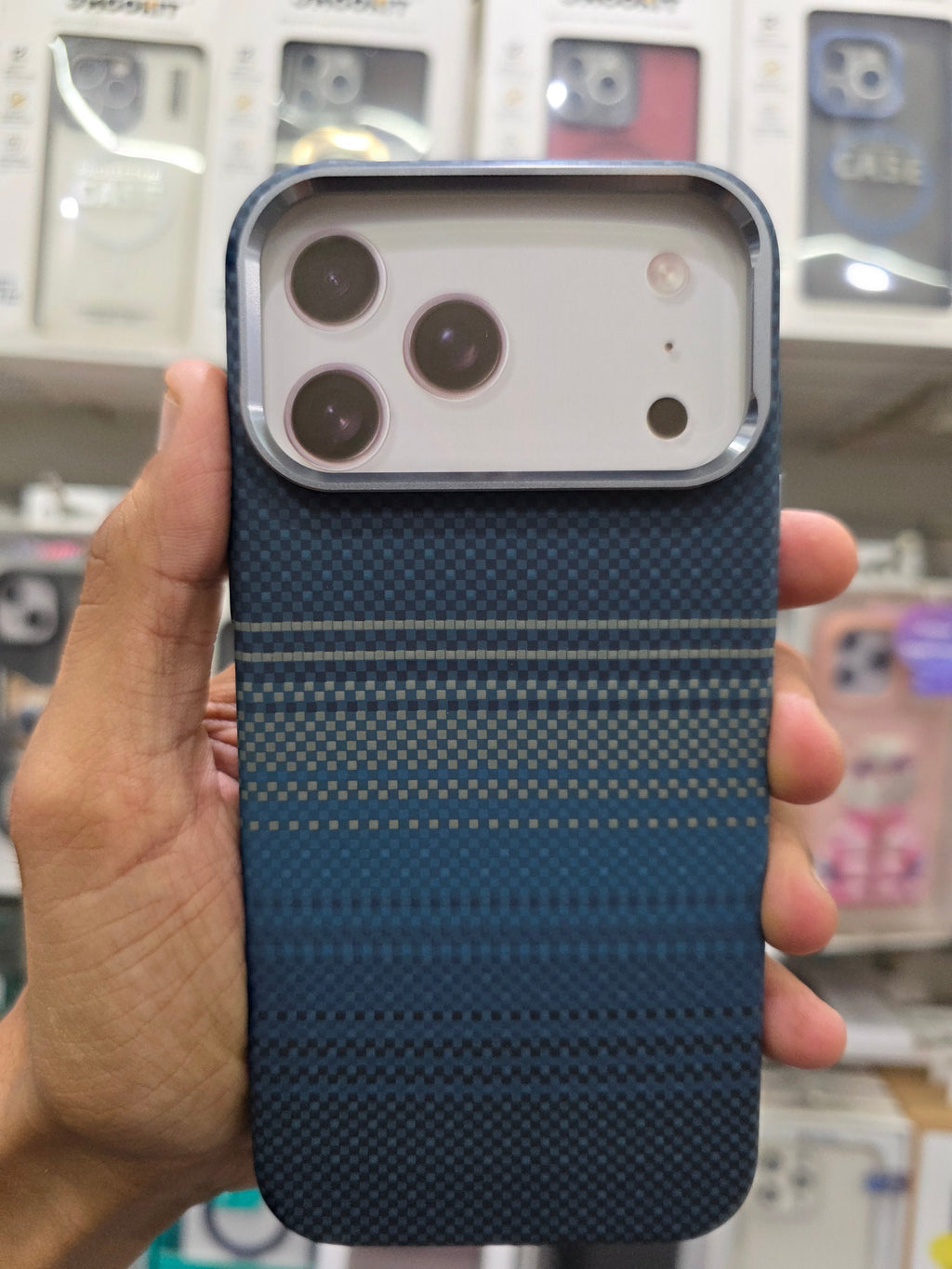 Luxo Carbon Fiber Magsafe Case - iPhone 17 Pro Back Cover