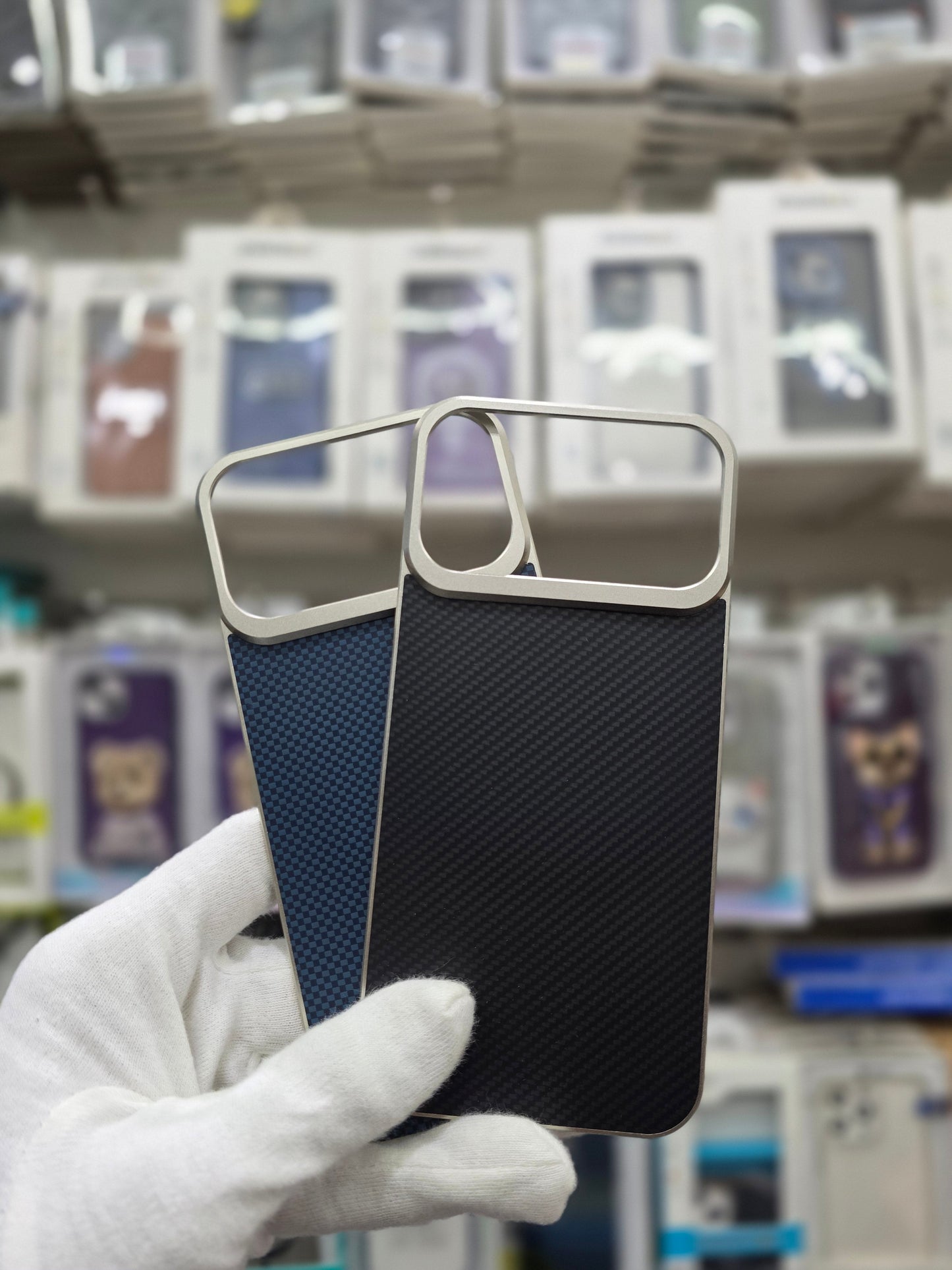 Metal Magnet Carbon Texture Borderless Frame - iPhone 17 Pro Max