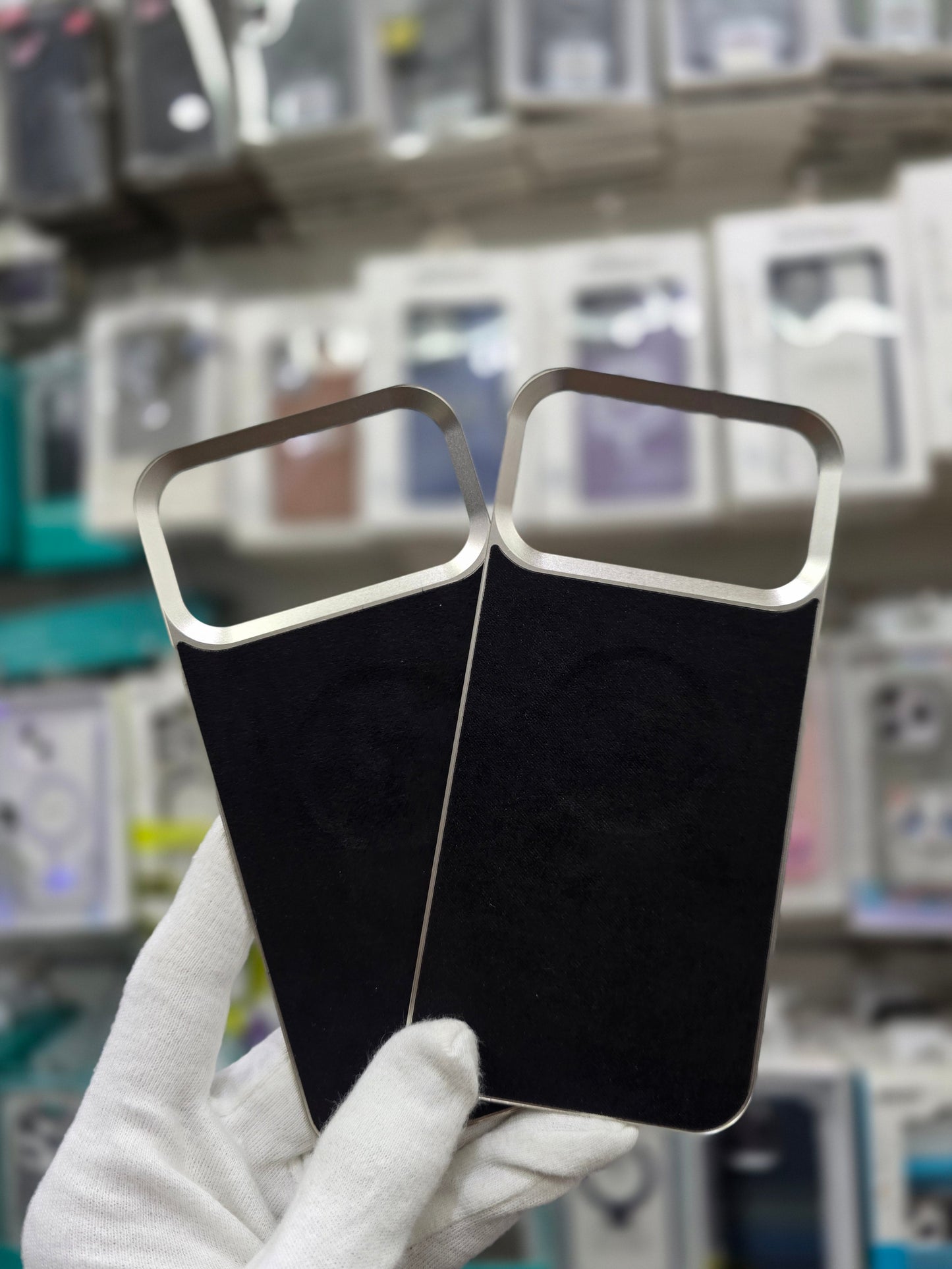 Metal Magnet Carbon Texture Borderless Frame - iPhone 17 Pro Max