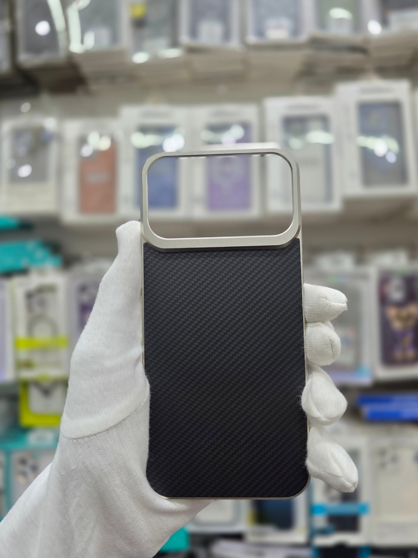 Metal Magnet Carbon Texture Borderless Frame - iPhone 17 Pro Max