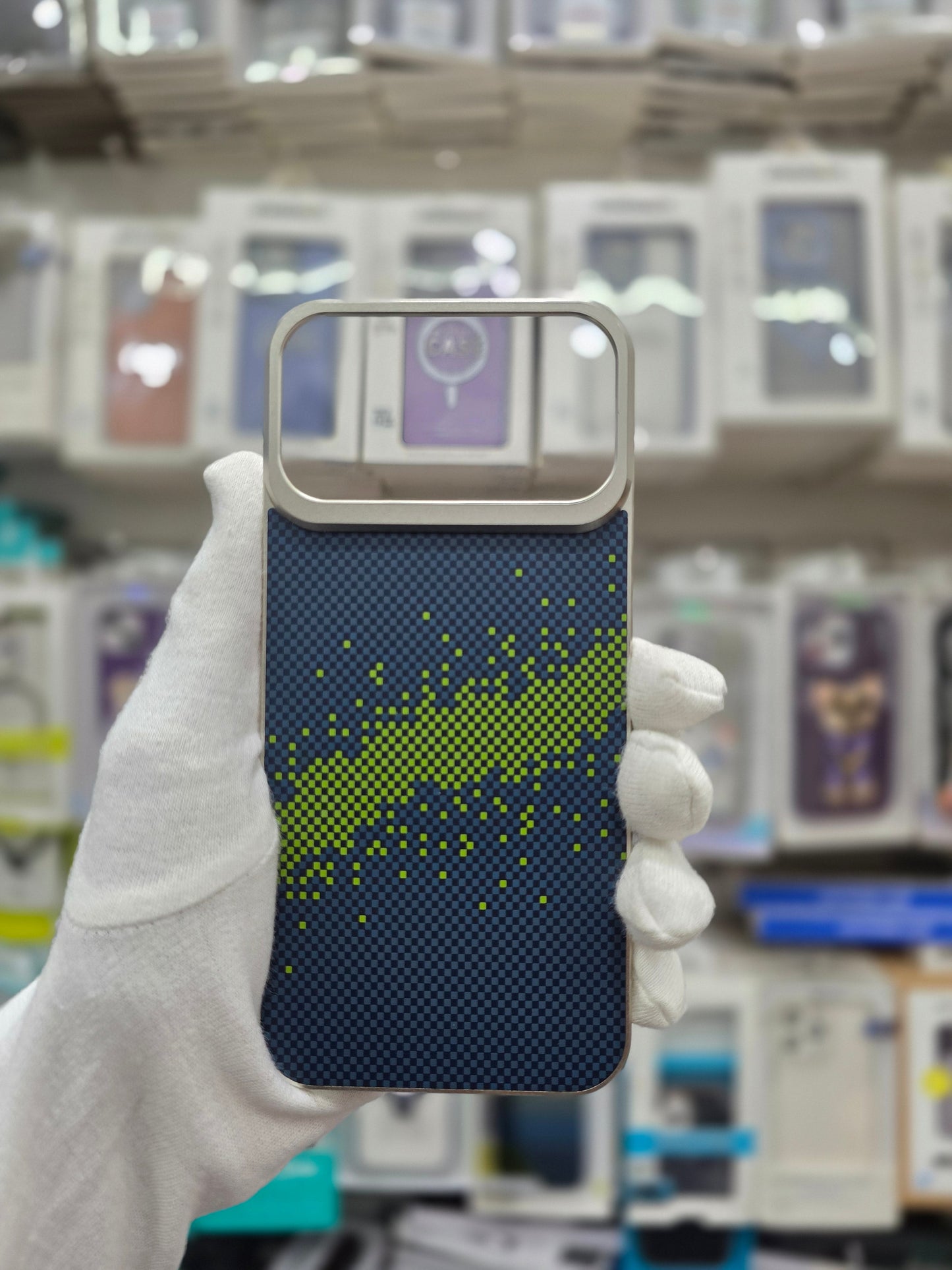 Metal Magnet Carbon Texture Borderless Frame - iPhone 17 Pro Max